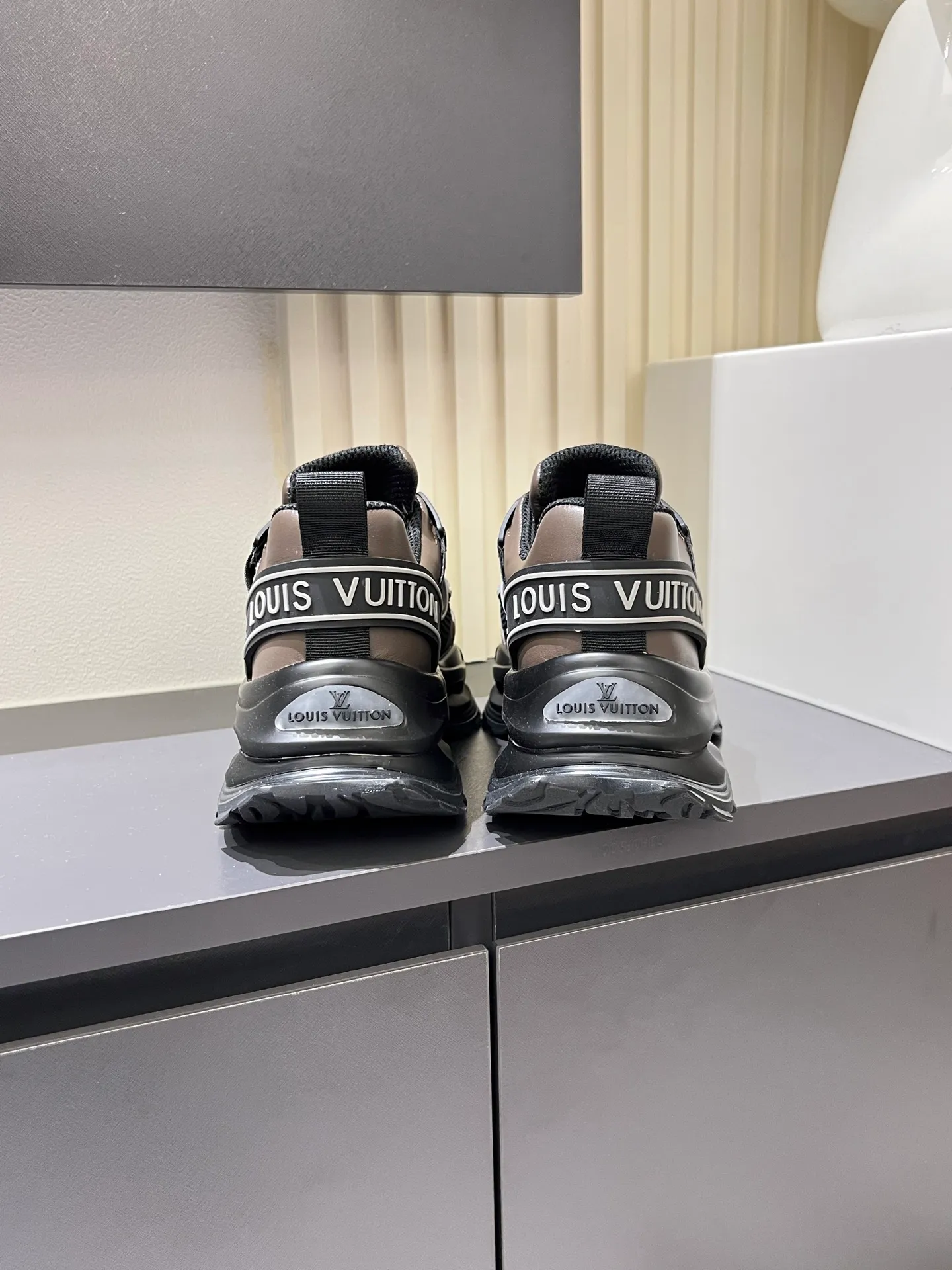 p600 "LOUI* VUITTO*" popular men's casual shoes, genuine development in Italy 💯Purchasing level quality ✔️The upper is made of first-layer cowhide, comfortable and soft sheepskin feet ⚡️ Fashionable and versatile, the toe last shape is firm and full, the soles are made from original LV molds and can be freely entered and exited the counter. Light and comfortable on the feet~Purely handmade, details determine quality! Size:39-44!